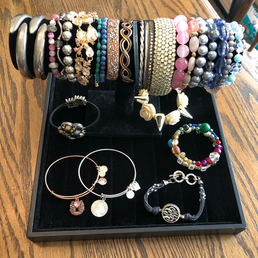 Huge Vintage Costume Bracelet Lot- Over 25 bracelets! Stretch, Bangle, Beaded